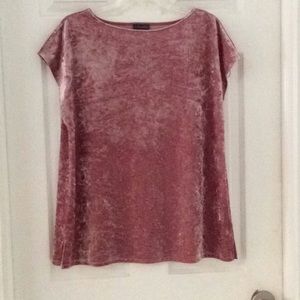 🌻 Vince Camuto pink velvet top.